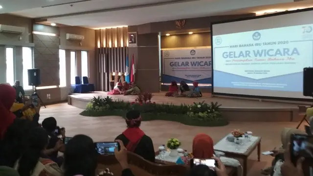 Sastra lisan merupakan bagian integral dari budaya suatu daerah, menjadi jembatan penghubung antara generasi dan sarana pelestarian nilai-nilai luhur yang diwariskan oleh nenek moyang. Di Kabupaten Bungo, Provinsi Jambi, terdapat tradisi sastra lisan yang kaya dan beragam, salah satunya adalah seni Dideng. Namun, tradisi ini kini berada di ambang kepunahan, terancam oleh berbagai faktor yang mengakibatkan semakin sedikitnya generasi muda yang tertarik dan mau melestarikannya. Saat ini, hanya tersisa satu maestro Dideng yang masih aktif, yaitu Bapak Ahmad, yang berjuang sendirian untuk menjaga warisan budaya tersebut agar tidak hilang ditelan zaman. Artikel ini akan membahas keadaan terkini dari sastra lisan Dideng, tantangan yang dihadapi, upaya pelestariannya, dan peran penting generasi muda dalam menjaga tradisi ini. 1. Sejarah dan Makna Sastra Lisan Dideng Sastra lisan Dideng memiliki akar sejarah yang dalam dan kaya akan makna. Dideng, yang dalam bahasa setempat berarti "bercerita", bukan sekadar sebuah bentuk hiburan, tetapi juga merupakan media pendidikan dan penyampaian nilai-nilai sosial. Dalam masyarakat Bungo, Dideng sering kali dihadirkan dalam berbagai acara, mulai dari perayaan adat hingga upacara keagamaan. Tradisi ini mengandung berbagai bentuk cerita, mulai dari dongeng, legenda, hingga puisi yang diceritakan secara lisan. Melalui Dideng, masyarakat tidak hanya menikmati cerita, tetapi juga belajar tentang norma-norma dan nilai-nilai yang dijunjung tinggi dalam kehidupan sehari-hari. Misalnya, banyak cerita Dideng yang mengajarkan pentingnya kerjasama, gotong royong, dan menghormati orang tua. Namun, sejarah Dideng tidak lepas dari tantangan. Sejak zaman dahulu, keberadaan sastra lisan ini sangat bergantung pada kondisi sosial dan budaya masyarakat. Perubahan yang cepat dalam teknologi dan gaya hidup modern membuat banyak elemen budaya tradisional menjadi terpinggirkan. Di Kabupaten Bungo, generasi muda lebih memilih hiburan modern seperti film dan game dibandingkan mendengarkan seni Dideng. Hal ini menyebabkan penurunan minat terhadap tradisi lisan yang kaya akan makna ini. Di samping itu, pemahaman yang kurang mendalam tentang pentingnya pelestarian budaya lokal juga menjadi kendala. Banyak masyarakat yang tidak menyadari bahwa Dideng adalah salah satu alat untuk menyalurkan identitas lokal dan kebanggaan akan warisan budaya. Oleh karena itu, penting untuk terus menumbuhkan kesadaran akan nilai-nilai yang terkandung dalam Dideng agar tradisi ini tidak hanya dipandang sebagai warisan sejarah, tetapi juga relevan dengan kehidupan masa kini. 2. Tantangan yang Dihadapi Sastra Lisan Dideng Seiring dengan perkembangan zaman, sastra lisan Dideng di Kabupaten Bungo menghadapi berbagai tantangan yang mengancam keberadaannya. Salah satu tantangan terbesar adalah perubahan perilaku dan minat generasi muda. Dengan kemajuan teknologi dan akses informasi yang semakin mudah, banyak generasi muda yang lebih tertarik pada hiburan modern seperti film, musik pop, dan media sosial. Hal ini menyebabkan pengurangan minat untuk belajar dan menikmati tradisi Dideng yang lebih konvensional. Tantangan lainnya adalah kurangnya dukungan dari pemerintah dan masyarakat dalam pelestarian budaya. Meski ada upaya dari beberapa individu dan kelompok untuk mempertahankan seni Dideng, tanpa dukungan yang solid, usaha ini akan sulit berkelanjutan. Misalnya, minimnya sarana dan prasarana untuk pelatihan atau pertunjukan Dideng membuat para maestro kesulitan untuk berbagi ilmu dan pengalaman mereka kepada generasi muda. Jika kondisi ini terus berlangsung, sangat mungkin Dideng akan punah bersama dengan maestro-maestro yang tersisa. Pendidikan juga menjadi faktor penting dalam menghadapi tantangan ini. Kurikulum di sekolah-sekolah di Bungo umumnya lebih fokus pada materi akademis dan kurang memberikan ruang bagi pelajaran kebudayaan lokal. Hal ini menyebabkan generasi muda tidak mengenal dan menghargai warisan budaya mereka. Adanya kolaborasi antara pemerintah, lembaga pendidikan, dan masyarakat sangat diperlukan untuk mengintegrasikan sastra lisan dalam pendidikan formal, sehingga anak-anak dapat mengenal dan mencintai budaya mereka sendiri sejak dini. Selain itu, penyebaran informasi yang kurang mengenai pentingnya sastra lisan Dideng juga memperburuk keadaan. Banyak orang tua yang tidak memberikan pengetahuan tentang tradisi ini kepada anak-anak mereka, sehingga minat untuk belajar dan melestarikannya pun semakin menipis. Untuk mengatasi masalah ini, diperlukan program-program penyuluhan dan sosialisasi yang melibatkan nilai-nilai Dideng dalam kehidupan sehari-hari. 3. Upaya Pelestarian Sastra Lisan Dideng Meskipun keadaan sastra lisan Dideng di Kabupaten Bungo sangat memprihatinkan, masih ada beberapa upaya yang dilakukan untuk melestarikannya. Salah satunya adalah melalui kegiatan komunitas yang berfokus pada seni dan budaya. Komunitas ini sering mengadakan pertunjukan Dideng, seminar, dan workshop untuk mengenalkan seni lisan kepada generasi muda dan masyarakat luas. Kegiatan ini memberikan kesempatan bagi masyarakat untuk merasakan langsung keindahan dan kedalaman cerita-cerita Dideng. Bapak Ahmad, maestro Dideng yang tersisa, juga aktif dalam mendokumentasikan cerita-cerita Dideng. Dengan bantuan teknologi, ia merekam pertunjukan dan mengumpulkan cerita-cerita lisan untuk dijadikan arsip. Dokumentasi ini sangat penting untuk memastikan bahwa cerita-cerita yang kaya akan nilai budaya ini dapat diakses oleh generasi mendatang. Selain itu, upaya ini juga diharapkan dapat menarik minat peneliti dan akademisi untuk mempelajari dan mengembangkan kajian sastra lisan di Indonesia. Di samping itu, kerjasama antar lembaga juga diperlukan untuk menciptakan program pelestarian yang lebih luas. Pemerintah daerah dapat berperan aktif dalam menyediakan dana dan fasilitas untuk kegiatan budaya, sementara lembaga pendidikan dapat berkolaborasi untuk memasukkan materi sastra lisan dalam kurikulum. Hal ini akan menciptakan sinergi antara pemerintah, masyarakat, dan dunia pendidikan dalam menjaga dan melestarikan seni Dideng. Penggunaan media sosial dan platform digital juga menjadi salah satu strategi yang bisa dimanfaatkan untuk menarik perhatian generasi muda. Dengan menghadirkan konten Dideng dalam bentuk video, podcast, atau artikel di media sosial, diharapkan minat dan rasa cinta terhadap budaya lokal dapat tumbuh. Ini adalah langkah inovatif yang bisa menjembatani sastra lisan dengan generasi digital yang lebih modern. 4. Peran Generasi Muda dalam Pelestarian Sastra Lisan Dideng Generasi muda memiliki peran yang sangat penting dalam pelestarian sastra lisan Dideng. Mereka adalah penerus budaya yang akan menentukan apakah tradisi ini akan terus hidup atau punah. Untuk itu, penting bagi mereka untuk memahami dan mengenal warisan seni lisan ini. Keterlibatan generasi muda dalam kegiatan pelestarian, seperti pertunjukan, pelatihan, dan dokumentasi, dapat menjadi langkah awal untuk mempertahankan tradisi Dideng. Salah satu cara untuk melibatkan generasi muda adalah melalui pendidikan. Sekolah-sekolah di Kabupaten Bungo dapat mengadakan program ekstrakurikuler yang berkaitan dengan seni lisan, di mana siswa dapat belajar tentang Dideng dan teknik-teknik mendongeng. Dengan cara ini, mereka tidak hanya belajar tentang budaya mereka, tetapi juga mengembangkan keterampilan komunikasi dan kreativitas mereka. Selain itu, generasi muda juga dapat berperan aktif dalam mempromosikan seni Dideng melalui media sosial. Dengan menciptakan konten yang menarik dan relevan, mereka dapat menjangkau audiens yang lebih luas dan mengenalkan Dideng kepada masyarakat yang lebih besar. Hal ini dapat meningkatkan minat masyarakat terhadap seni lisan tersebut dan menciptakan ruang bagi diskusi dan kolaborasi. Kesadaran akan pentingnya pelestarian budaya lokal juga perlu ditanamkan sejak dini. Melalui program-program kesadaran yang melibatkan komunitas, orang tua, dan lembaga pendidikan, generasi muda dapat diajarkan tentang nilai-nilai yang terkandung dalam sastra lisan Dideng. Dengan demikian, mereka akan merasa memiliki tanggung jawab untuk melestarikan dan meneruskan tradisi ini kepada generasi berikutnya.