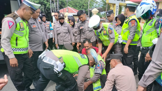 Operasi Patuh 2023 merupakan salah satu kegiatan rutin yang dilakukan oleh kepolisian untuk meningkatkan kesadaran masyarakat dalam berlalu lintas. Namun, di tengah upaya penegakan hukum dan keselamatan, insiden yang tidak diinginkan terjadi. Salah satunya adalah tabrakan yang melibatkan seorang anggota Polisi Lalu Lintas (Polantas) dari Polres Bungo. Insiden ini menunjukkan tantangan yang dihadapi oleh aparat penegak hukum dalam menjalankan tugas mereka, serta pentingnya keselamatan berkendara bagi semua pengguna jalan. Artikel ini akan membahas lebih dalam mengenai insiden tersebut, dampaknya, serta langkah-langkah yang perlu diambil untuk mencegah kejadian serupa di masa mendatang. 1. Kronologi Insiden Tabrakan Anggota Polantas Pada tanggal tertentu di bulan operasi Patuh 2023, seorang anggota Polantas Polres Bungo tengah menjalankan tugas rutin dalam pengawasan lalu lintas di salah satu titik strategis. Dalam upaya menegakkan ketertiban, anggota Polantas tersebut melakukan tindakan preventif dan pengawasan terhadap para pengendara yang melanggar aturan lalu lintas. Dalam suasana yang tampak terkendali, tiba-tiba terjadi tabrakan yang melibatkan mobil pengendara yang melaju dengan kecepatan tinggi. Peristiwa ini bermula ketika anggota Polantas tersebut memberi tanda kepada pengendara motor yang melanggar aturan. Namun, pengendara yang terlibat dalam insiden tersebut tampaknya tidak memperhatikan tanda yang diberikan, dan alih-alih mengurangi kecepatan, pengendara justru melaju dengan cepat ke arah anggota Polantas. Dalam hitungan detik, tabrakan tak terhindarkan terjadi, dan anggota Polantas terjatuh dengan keras ke aspal. Kecelakaan ini pun menjadi perhatian utama di kalangan masyarakat dan media, mengingat pentingnya fungsi Polantas dalam menjaga keselamatan lalu lintas. Setelah insiden terjadi, sejumlah saksi di lokasi kejadian segera melaporkan kepada aparat kepolisian dan ambulan. Dalam waktu singkat, tim medis tiba untuk memberikan pertolongan pertama kepada anggota Polantas yang mengalami luka-luka. Saat itu, kondisi anggota Polantas cukup kritis, sehingga segera dilarikan ke rumah sakit terdekat untuk mendapatkan perawatan intensif. Kejadian ini menjadi pengingat akan risiko yang dihadapi oleh anggota kepolisian saat menjalankan tugas mereka di lapangan. 2. Dampak Terhadap Anggota Polantas dan Keluarga Setelah insiden tabrakan, dampak yang paling nyata tentu dirasakan oleh anggota Polantas dan keluarganya. Sebagai seorang petugas yang sehari-hari bertugas untuk menjaga keamanan dan keselamatan lalu lintas, mengalami kecelakaan seperti ini tentu bukan hanya menyakitkan secara fisik, tetapi juga berdampak pada kondisi mental dan emosionalnya. Anggota Polantas yang terlibat mengalami sejumlah cedera serius, yang dapat mempengaruhi kemampuan fisiknya untuk kembali bekerja. Dari segi psikologis, insiden tabrakan dapat menimbulkan trauma. Anggota Polantas yang terlibat mungkin akan merasakan ketakutan untuk kembali bertugas di lapangan, terutama di area yang sama di mana insiden terjadi. Trauma psikologis ini perlu ditangani dengan baik agar tidak mengganggu kinerjanya di masa depan. Oleh karena itu, dukungan dari rekan kerja, atasan, dan keluarga sangatlah penting dalam proses pemulihan. Bagi keluarga anggota Polantas, insiden ini membawa kekhawatiran dan ketidakpastian. Mereka harus menghadapi situasi di mana orang yang mereka cintai mengalami cedera serius dan membutuhkan perawatan. Selain itu, mereka juga dihadapkan pada tantangan finansial, terutama jika anggota Polantas tersebut harus menjalani perawatan jangka panjang atau bahkan rehabilitasi setelah keluar dari rumah sakit. Keluarga perlu diberi dukungan dan perhatian, baik dari segi moral maupun material, agar mereka dapat melewati masa sulit ini. 3. Reaksi Masyarakat dan Pihak Kepolisian Insiden tabrakan yang melibatkan anggota Polantas ini memunculkan berbagai reaksi di kalangan masyarakat. Banyak yang merasa prihatin dan menyayangkan kejadian tersebut, mengingat bahwa petugas kepolisian berada di lapangan untuk melindungi keselamatan masyarakat. Media pun memberitakan insiden ini secara luas, menyoroti pentingnya keselamatan berlalu lintas dan perlunya kesadaran dari para pengendara untuk mematuhi aturan lalu lintas. Pihak kepolisian juga memberikan tanggapan serius terhadap insiden ini. Dalam berbagai kesempatan, mereka menekankan pentingnya keselamatan berlalu lintas dan mengajak masyarakat untuk lebih berhati-hati. Insiden ini menjadi momentum untuk kembali menekankan kampanye keselamatan berkendara, mengingat bahwa keselamatan bukan hanya tanggung jawab polisi, tetapi juga masyarakat sebagai pengguna jalan. Pihak kepolisian juga berkomitmen untuk meningkatkan pelatihan dan pendidikan bagi anggotanya, agar mereka dapat menjalankan tugas dengan lebih aman dan efektif. Kepolisian juga melakukan penyelidikan terhadap tabrakan tersebut, untuk mengetahui penyebab pasti dan tindakan yang diambil oleh pengendara yang terlibat. Hal ini penting agar dapat memberikan sanksi yang sesuai dan mencegah kejadian serupa di masa mendatang. Selain itu, kampanye keselamatan berlalu lintas yang melibatkan masyarakat harus lebih digalakkan untuk meningkatkan kesadaran akan pentingnya mematuhi aturan lalu lintas. 4. Upaya Mencegah Kejadian Serupa di Masa Depan Insiden tabrakan yang menimpa anggota Polantas Polres Bungo memberikan pembelajaran berharga bagi semua pihak. Untuk mencegah kejadian serupa di masa depan, diperlukan berbagai langkah strategis. Pertama-tama, pihak kepolisian harus meningkatkan pelatihan dan keterampilan anggotanya dalam berinteraksi dengan masyarakat, terutama dalam situasi yang berpotensi berbahaya. Pelatihan ini akan mempersiapkan mereka untuk menghadapi berbagai kemungkinan di lapangan dan mengambil tindakan yang tepat untuk menghindari risiko. Kedua, sosialisasi dan kampanye keselamatan berlalu lintas perlu ditingkatkan. Masyarakat harus diberikan pemahaman yang lebih mendalam tentang pentingnya mematuhi aturan lalu lintas, bukan hanya untuk keselamatan diri sendiri, tetapi juga untuk keselamatan orang lain. Kampanye ini dapat melibatkan berbagai elemen, seperti sekolah, komunitas, dan organisasi masyarakat sipil, agar pesan keselamatan dapat tersebar dengan lebih luas. Ketiga, perlu adanya evaluasi terhadap infrastruktur lalu lintas di daerah yang rawan kecelakaan. Pihak berwenang harus memastikan bahwa jalan raya dan rambu-rambu lalu lintas dalam kondisi baik dan terlihat jelas. Selain itu, penempatan petugas lalu lintas di lokasi strategis juga penting untuk mengawasi dan mengarahkan lalu lintas, sehingga dapat mengurangi kemungkinan terjadinya pelanggaran. Akhirnya, penting untuk mendorong partisipasi aktif masyarakat dalam menjaga keselamatan berlalu lintas. Masyarakat harus merasa memiliki tanggung jawab untuk ikut serta dalam menciptakan lingkungan lalu lintas yang aman. Dengan kerjasama antara pihak kepolisian dan masyarakat, diharapkan kejadian serupa dapat diminimalisir, dan keselamatan berlalu lintas dapat terjaga dengan baik.