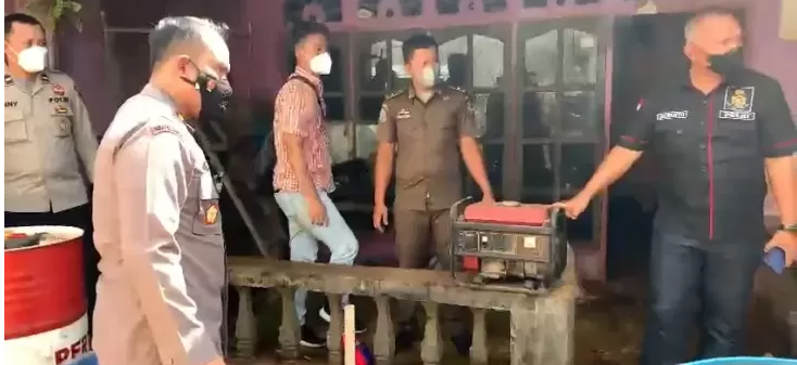 Penerapan kebijakan subsidi bahan bakar minyak (BBM) di Indonesia merupakan upaya pemerintah untuk meringankan beban masyarakat, terutama dalam sektor transportasi dan industri. Namun, tidak jarang kebijakan ini disalahgunakan oleh oknum yang berupaya mendapatkan keuntungan pribadi. Salah satu kasus terbaru yang mencuat adalah penggerebekan yang dilakukan oleh Satuan Tugas (Satgas) BBM di Kabupaten Bungo, Jambi, yang mengungkap praktik penimbunan solar bersubsidi. Artikel ini akan membahas lebih dalam tentang peristiwa tersebut, mulai dari latar belakang, dampaknya, hingga upaya pencegahan yang dapat dilakukan. Praktik Penimbunan Solar Bersubsidi di Kabupaten Bungo Kegiatan penimbunan solar bersubsidi bukanlah hal baru di Indonesia. Dalam banyak kasus, solar bersubsidi yang seharusnya digunakan oleh masyarakat untuk kebutuhan sehari-hari justru dialokasikan untuk kepentingan bisnis atau dijual kembali dengan harga yang lebih tinggi. Di Kabupaten Bungo, praktik ini terungkap ketika Satgas BBM melakukan operasi mendadak di sejumlah lokasi yang diduga menyimpan solar bersubsidi secara ilegal. Dalam penggerebekan ini, pihak Satgas menemukan sejumlah liter solar yang disimpan dalam tangki besar di halaman rumah warga. Penyelidikan lebih lanjut menunjukkan bahwa solar tersebut didapatkan dengan cara yang melanggar ketentuan, di mana seharusnya bahan bakar ini hanya diperuntukkan bagi kendaraan umum dan masyarakat yang terdaftar dalam program subsidi. Penimbunan ini berpotensi merugikan banyak pihak, termasuk masyarakat yang benar-benar membutuhkan akses terhadap BBM bersubsidi. Berdasarkan pengamatan, modus operandi penimbunan solar bersubsidi sering kali melibatkan kerjasama antara pengusaha dan pihak-pihak tertentu yang memiliki akses terhadap BBM. Hal ini menciptakan ekosistem korup yang sulit dibongkar tanpa adanya tindakan tegas dari pihak berwenang. Selain itu, kesadaran masyarakat mengenai dampak buruk penimbunan juga masih rendah, sehingga perlu dilakukan edukasi untuk mencegah tindakan serupa terjadi di masa depan. Dampak Penimbunan Solar Bersubsidi Dampak dari praktik penimbunan solar bersubsidi sangat luas, baik secara ekonomi maupun sosial. Pertama, secara ekonomi, penimbunan ini menciptakan ketidakadilan dalam distribusi BBM. Sebagian masyarakat yang berhak mendapatkan subsidi justru tidak dapat mengakses solar dengan harga terjangkau, sementara oknum tertentu memperoleh keuntungan besar dari praktik ilegal ini. Hal ini bisa menyebabkan lonjakan harga BBM secara umum, yang pada akhirnya berdampak pada biaya transportasi dan harga barang. Kedua, dari sisi sosial, praktik penimbunan ini dapat memunculkan ketidakpuasan di kalangan masyarakat. Ketika berita tentang penimbunan ini terkuak, banyak orang yang merasa dirugikan, terutama mereka yang benar-benar membutuhkan solar untuk kepentingan sehari-hari. Ketidakpuasan ini dapat memicu aksi protes atau ketidakpercayaan terhadap pemerintah, yang mana pada akhirnya dapat memengaruhi stabilitas sosial. Ketiga, dampak lingkungan juga tak kalah penting. Penimbunan solar dapat menyebabkan penanganan yang tidak sesuai dengan standar, berpotensi menimbulkan pencemaran lingkungan. Misalnya, jika terjadi kebocoran dari tangki penyimpanan, bahan bakar yang merembes bisa mencemari tanah dan air, yang berbahaya bagi kesehatan masyarakat dan ekosistem. Upaya Penegakan Hukum dan Pencegahan Pemerintah dan instansi terkait tidak tinggal diam menghadapi masalah ini. Penggerebekan yang dilakukan oleh Satgas BBM di Kabupaten Bungo adalah salah satu contoh nyata dari upaya penegakan hukum terhadap praktik penimbunan solar bersubsidi. Selain itu, pemerintah juga berupaya untuk memperbaiki regulasi terkait distribusi BBM, sehingga praktik illegal bisa diminimalisir. Pencegahan juga perlu dilakukan melalui edukasi kepada masyarakat mengenai pentingnya mematuhi aturan subsidi BBM. Masyarakat harus diberi pemahaman bahwa penimbunan solar bersubsidi tidak hanya merugikan diri sendiri tetapi juga masyarakat secara keseluruhan. Program-program edukasi dapat dilakukan melalui kampanye publik, seminar, atau kolaborasi dengan organisasi masyarakat sipil. Lebih jauh lagi, teknologi juga bisa dimanfaatkan untuk memantau distribusi dan penggunaan BBM bersubsidi. Penggunaan aplikasi atau sistem monitoring yang transparan dapat membantu pihak berwenang dalam mengawasi aliran BBM dan mencegah penimbunan. Keterlibatan masyarakat dalam pengawasan juga sangat penting, di mana mereka bisa melaporkan dugaan penimbunan kepada pihak berwenang. Kesimpulan Kasus penimbunan solar bersubsidi di Kabupaten Bungo menggambarkan tantangan yang dihadapi pemerintah dalam menjalankan kebijakan subsidi BBM. Praktik ini tidak hanya merugikan ekonomi, tetapi juga menciptakan ketidakpuasan sosial dan dampak lingkungan yang serius. Untuk menanggulangi masalah ini, diperlukan sinergi antara penegakan hukum, pendidikan masyarakat, dan pemanfaatan teknologi. Dengan langkah-langkah yang tepat, diharapkan praktik penimbunan solar bersubsidi dapat diminimalisir, sehingga subsidi BBM benar-benar dapat dinikmati oleh masyarakat yang berhak.