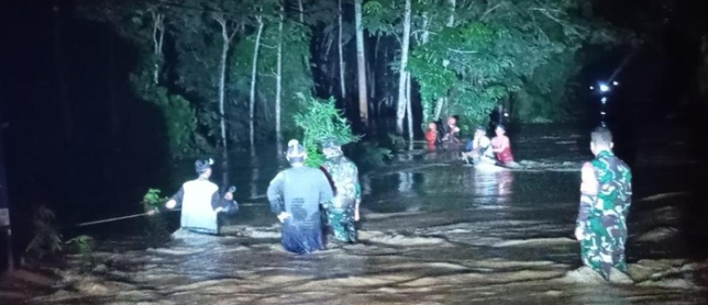 Bencana banjir merupakan salah satu tantangan besar yang dihadapi banyak daerah di Indonesia, termasuk Kabupaten Bungo, Jambi. Dalam beberapa tahun terakhir, perubahan iklim dan aktivitas manusia telah memperburuk risiko banjir. Situasi ini semakin memburuk dengan munculnya berita duka yang melibatkan hilangnya dua orang akibat bencana ini. Dalam artikel ini, kita akan membahas lebih dalam mengenai peristiwa ini, penyebab dan dampaknya, serta upaya yang dilakukan untuk mencari korban dan mencegah kejadian serupa di masa depan. Penyebab Banjir di Bungo Banjir yang melanda Bungo adalah hasil dari kombinasi beberapa faktor alam dan manusia. Salah satu penyebab utama adalah curah hujan yang tinggi dalam waktu singkat. Data meteorologi menunjukkan bahwa curah hujan di wilayah ini meningkat signifikan, terutama pada musim penghujan. Hal ini menyebabkan sungai-sungai meluap, yang mengakibatkan banjir di pemukiman warga. Selain itu, adanya konversi lahan menjadi area pertanian dan pemukiman juga berperan dalam memperburuk situasi. Deforestasi yang terjadi untuk membuka lahan baru mengurangi kemampuan tanah dalam menyerap air. Dengan berkurangnya area hutan, aliran air menjadi tidak terkontrol dan lebih cepat mengarah ke permukiman. Akibatnya, banjir yang terjadi menjadi lebih parah dan meluas. Satu faktor lain yang tak kalah penting adalah infrastruktur yang kurang memadai. Banyak saluran air dan drainase yang tersumbat oleh sampah dan limbah, membuat air tidak dapat mengalir dengan baik. Ini berkontribusi pada genangan air yang berkepanjangan dan memperburuk keadaan saat hujan deras. Oleh karena itu, perlu adanya perhatian lebih dalam pengelolaan limbah dan perbaikan infrastruktur di wilayah rawan banjir seperti Bungo. Upaya Penanganan dan Evakuasi Korban Setelah kejadian banjir, pemerintah daerah dan berbagai organisasi kemanusiaan segera mengambil langkah-langkah untuk menangani situasi. Tim pencarian dan penyelamatan dibentuk untuk mencari dua orang yang dilaporkan hilang. Selain itu, mereka juga berkoordinasi dengan warga setempat untuk mendapatkan informasi yang akurat mengenai lokasi terakhir para korban. Proses evakuasi juga dilakukan untuk menjamin keselamatan warga yang tinggal di daerah terdampak. Pengungsian sementara disediakan untuk mereka yang kehilangan tempat tinggal akibat banjir. Selain itu, tim medis juga disiagakan untuk memberikan pertolongan kepada warga yang membutuhkan. Namun, tantangan tidak berhenti di situ. Kondisi cuaca yang buruk dan akses jalan yang sulit membuat pencarian menjadi lebih kompleks. Tim pencari harus bekerja keras untuk mengatasi berbagai kendala, termasuk banjir yang masih menggenangi jalan-jalan. Dalam situasi ini, kerjasama antara pemerintah, masyarakat, dan organisasi non-pemerintah sangat penting untuk memaksimalkan upaya pencarian dan penyelamatan. Setelah berhari-hari melakukan pencarian, salah satu dari dua orang yang hilang ditemukan dalam keadaan tidak bernyawa. Penemuan ini tentu saja mengguncang komunitas, namun di sisi lain, memberikan kejelasan bagi keluarga yang sedang menunggu kabar. Proses identifikasi dilakukan untuk memastikan identitas korban dan memberikan dukungan kepada keluarga yang berduka. Dampak Sosial dan Ekonomi Banjir tidak hanya berdampak pada hilangnya nyawa, tetapi juga memiliki konsekuensi sosial dan ekonomi yang jauh lebih luas. Dari segi sosial, ada rasa ketidakpastian dan ketakutan di kalangan warga. Banyak yang kehilangan tempat tinggal dan harta benda, sehingga mereka berada dalam situasi sulit. Kondisi psikologis juga menjadi perhatian, karena trauma akibat kehilangan dan kerugian bisa berlanjut dalam waktu yang lama. Dari sisi ekonomi, bencana banjir ini dapat mempengaruhi mata pencaharian warga. Banyak yang bergantung pada sektor pertanian dan perdagangan lokal, yang kini terancam akibat kerusakan lahan dan infrastruktur. Perusahaan kecil yang beroperasi di daerah tersebut juga bisa mengalami kerugian akibat kehilangan stok barang dan merusak fasilitas mereka. Pemerintah diharapkan untuk mengambil langkah-langkah pemulihan yang efektif. Ini termasuk memberikan bantuan keuangan, program rehabilitasi lahan, serta dukungan psikologis bagi mereka yang terdampak. Dengan pemulihan yang tepat, diharapkan masyarakat dapat bangkit kembali dan memperbaiki kondisi mereka. Upaya Mitigasi Banjir di Masa Depan Menghadapi kenyataan bahwa banjir bisa saja terjadi lagi di masa depan, sangat penting untuk melakukan upaya mitigasi. Pemerintah dan masyarakat perlu bekerja sama untuk mengembangkan rencana jangka panjang dalam menghadapi bencana ini. Salah satu langkah awal adalah melakukan penelitian lebih dalam mengenai pola curah hujan dan potensi risiko banjir di wilayah tersebut. Pembangunan infrastruktur yang lebih baik harus menjadi prioritas. Saluran drainase yang memadai, penanaman pohon untuk mengurangi erosi, dan pengelolaan limbah yang baik adalah beberapa langkah yang perlu diwujudkan. Selain itu, edukasi masyarakat tentang pentingnya menjaga lingkungan dan tidak membuang sampah sembarangan juga sangat penting untuk mengurangi risiko banjir. Keterlibatan komunitas dalam upaya mitigasi sangat penting. Masyarakat perlu dilibatkan dalam proses perencanaan dan penanggulangan bencana. Dengan demikian, mereka akan lebih siap dan tanggap dalam menghadapi situasi yang tidak diinginkan.