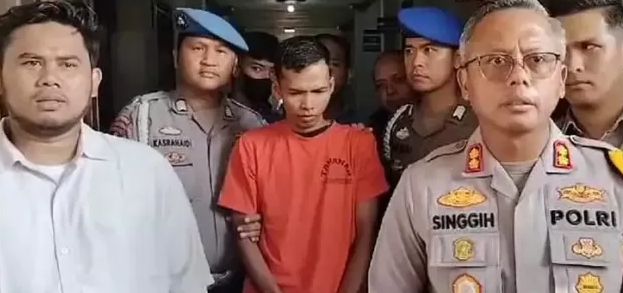 Kejadian kekerasan yang melibatkan teman dekat sering kali terjadi, namun ketika emosi menguasai akal sehat, tindakan yang tidak terduga bisa saja dilakukan. Baru-baru ini, sebuah kejadian tragis terjadi di Bungo, Jambi, di mana seorang pemuda nekat menghabisi nyawa temannya sendiri setelah merasa dihina. Kasus ini menuai banyak perhatian masyarakat, baik di media sosial maupun di kalangan pemerintahan setempat. Dalam artikel ini, kita akan membahas lebih dalam mengenai latar belakang kejadian, faktor penyebab, proses hukum yang dihadapi pelaku, dampak psikologis bagi korban dan pelaku, serta upaya pencegahan agar kejadian serupa tidak terulang di masa mendatang. Latar Belakang Kejadian Peristiwa mengerikan yang terjadi di Bungo, Jambi ini berawal dari sebuah pertemanan yang seharusnya saling mendukung dan menghargai. Namun, pertemanan tersebut berubah menjadi tragedi ketika salah satu individu merasa terguncang oleh kata-kata hinaan dari temannya. Dalam hal ini, pemuda yang berinisial R merasa bahwa dirinya diremehkan di hadapan orang lain oleh teman dekatnya, sebut saja A. Hal ini menciptakan gejolak emosi yang tidak bisa ditahan oleh R, sehingga ia memutuskan untuk mengambil tindakan ekstrem. Dari keterangan saksi mata, perdebatan antara R dan A terjadi secara tiba-tiba. R berusaha menenangkan diri, tetapi emosi yang meluap-luap membuatnya tidak bisa berpikir jernih. Dalam situasi yang sangat tegang ini, R akhirnya mengambil sebuah senjata tajam dan melakukan tindakan yang tidak terbayangkan. Ia menebas leher A dan setelah itu membuang kepala korban di area yang terpencil. Kejadian ini jelas menunjukkan bagaimana kata-kata bisa menjadi senjata mematikan ketika diucapkan tanpa mempertimbangkan perasaan orang lain. Faktor Penyebab Tindakan Kekerasan Dalam memahami tindakan kekerasan yang dilakukan oleh R, penting untuk menggali lebih dalam mengenai faktor-faktor yang mungkin mempengaruhi keputusannya. Salah satu faktor utama yang sering kali menjadi pemicu adalah tekanan emosional yang dialami individu. Dalam kasus R, hinaan yang dilontarkan oleh A mungkin telah menyentuh luka lama atau rasa rendah diri yang sudah lama terpendam. Ketika orang merasa diabaikan atau diremehkan, mereka cenderung bereaksi secara defensif, bahkan jika itu berarti menggunakan kekerasan. Selain itu, lingkungan sosial dan budaya tempat individu tersebut tinggal juga berperan penting. Di beberapa daerah, kekerasan sering kali dipandang sebagai solusi yang sah untuk menyelesaikan konflik. Ini bisa dilihat dari bagaimana masyarakat merespons konflik interpersonal. Jika masyarakat menganggap bahwa tindak kekerasan adalah cara yang sah untuk menyelesaikan permasalahan, maka individu akan lebih cenderung mengambil jalan tersebut. Di sisi lain, kurangnya pendidikan dan pemahaman mengenai manajemen emosi juga menjadi faktor penyebab. Banyak individu tidak diajarkan cara yang efektif untuk mengelola emosi mereka, sehingga mereka lebih mudah terprovokasi. Dalam kasus R, ketidakmampuannya untuk mengelola perasaannya berkontribusi pada keputusan fatal yang ia buat. Oleh karena itu, penting untuk memberikan pendidikan yang tepat mengenai manajemen emosi dan cara menyelesaikan konflik tanpa kekerasan. Proses Hukum yang Dihadapi Pelaku Setelah kejadian tragis ini, R ditangkap oleh pihak kepolisian dan dibawa ke proses hukum. Proses hukum ini tidak hanya ditujukan untuk memberikan keadilan bagi korban, tetapi juga untuk memberikan efek jera bagi pelaku dan masyarakat umum. Dalam kasus ini, R dihadapkan pada beberapa pasal dalam Kitab Undang-Undang Hukum Pidana (KUHP), seperti pasal tentang pembunuhan dan penganiayaan berat. Proses penyidikan dilakukan dengan sangat mendalam, mengingat tindakan R tidak hanya merugikan A, tetapi juga berdampak pada keluarga dan masyarakat sekitar. R harus menjalani pemeriksaan psikologis untuk menilai kondisi mentalnya saat melakukan tindakan kekerasan tersebut. Ini penting untuk menentukan apakah R dalam keadaan sehat jiwa atau tidak pada saat kejadian. Hasil dari pemeriksaan ini akan menjadi salah satu pertimbangan dalam keputusan hukum. Sidang pertama di pengadilan pun menjadi sorotan publik, mengingat kejahatan yang dilakukan adalah kejahatan berat. Di dalam persidangan, tim jaksa penuntut umum akan mempresentasikan bukti-bukti yang ada, sementara pembelaan dari tim pengacara R juga akan dihadirkan. Proses hukum ini diharapkan dapat memberikan keadilan bagi semua pihak yang terlibat, sekaligus memberikan pesan moral kepada masyarakat tentang konsekuensi dari tindakan kekerasan. Dampak Psikologis bagi Korban dan Pelaku Dampak psikologis dari kejadian ini tidak hanya dirasakan oleh korban, tetapi juga oleh pelaku. Bagi A, meskipun ia sudah tiada, dampak dari kekerasan ini dirasakan oleh keluarga dan teman-temannya yang kehilangan sosok yang mereka cintai. Kehilangan ini dapat menyebabkan trauma yang mendalam dan berpotensi menimbulkan masalah kesehatan mental di kemudian hari, seperti depresi atau gangguan kecemasan. Di sisi lain, R juga akan merasakan dampak psikologis yang tidak kalah berat. Setelah melakukan aksi kekerasan, ia harus menghadapi kenyataan bahwa ia telah merenggut nyawa temannya sendiri. R mungkin akan mengalami rasa bersalah dan penyesalan yang mendalam. Ketika proses hukum berjalan, tekanan emosional ini bisa semakin meningkat, terutama jika R merasa ditolak oleh masyarakat atau keluarganya. Penting untuk diingat bahwa dampak psikologis dari tindakan kekerasan ini dapat mempengaruhi generasi berikutnya. Anak-anak yang tumbuh di lingkungan yang menyaksikan atau mengalami kekerasan cenderung memandang kekerasan sebagai cara yang sah untuk menyelesaikan konflik. Oleh karena itu, penting untuk memberikan dukungan psikologis kepada semua pihak yang terlibat, baik korban maupun pelaku, untuk mencegah dampak jangka panjang yang lebih serius. Upaya Pencegahan Agar Kejadian Serupa Tidak Terulang Agar kejadian serupa tidak terulang, diperlukan upaya pencegahan yang komprehensif. Salah satu langkah awal yang bisa diambil adalah dengan meningkatkan kesadaran masyarakat akan pentingnya kesehatan mental. Dengan mengedukasi masyarakat tentang bagaimana mengelola emosi dan menyelesaikan konflik dengan cara yang baik, diharapkan individu dapat menghindari tindakan kekerasan yang merugikan. Sekolah juga berperan penting dalam upaya pencegahan. Program pendidikan yang mengajarkan manajemen emosi dan resolusi konflik dapat mulai diterapkan sejak dini. Melalui kegiatan belajar yang interaktif, siswa dapat belajar bagaimana cara berkomunikasi dengan baik dan mengatasi perbedaan pendapat tanpa terjebak dalam konflik yang berujung pada kekerasan. Pemerintah juga perlu meningkatkan pengawasan dan penegakan hukum terhadap tindakan kekerasan. Ini bisa dilakukan dengan melibatkan masyarakat dalam pengawasan lingkungan, sehingga perilaku-perilaku yang mencurigakan dapat segera diidentifikasi dan ditangani. Program-program rehabilitasi bagi pelaku kekerasan juga perlu diperkuat, agar mereka dapat kembali berintegrasi ke dalam masyarakat dengan lebih baik. Kesimpulan Kejadian tragis yang terjadi di Bungo, Jambi, adalah pengingat bagi kita semua bahwa kata-kata dapat memiliki dampak yang sangat besar. Hinaan yang dianggap sepele dapat mengarah pada tindakan kekerasan yang tidak terbayangkan. Oleh karena itu, penting untuk lebih berhati-hati dalam berbicara dan berinteraksi dengan orang lain, serta memahami dampak dari tindakan kita. Proses hukum yang dihadapi pelaku dan dampak psikologis yang dirasakan oleh korban dan pelaku harus menjadi pelajaran berharga bagi masyarakat. Upaya pencegahan dan edukasi tentang manajemen emosi dan resolusi konflik menjadi sangat penting agar kejadian serupa tidak terjadi di masa depan.