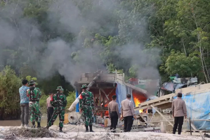 Aparat Gabungan Bakar Belasan Rakit Tambang Emas Ilegal di Bungo