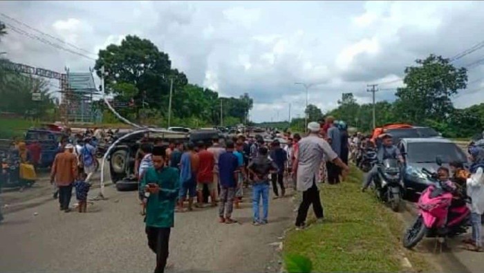 Diduga Sopir Ngantuk, Mobil Eks Bupati Bungo Jambi Terguling