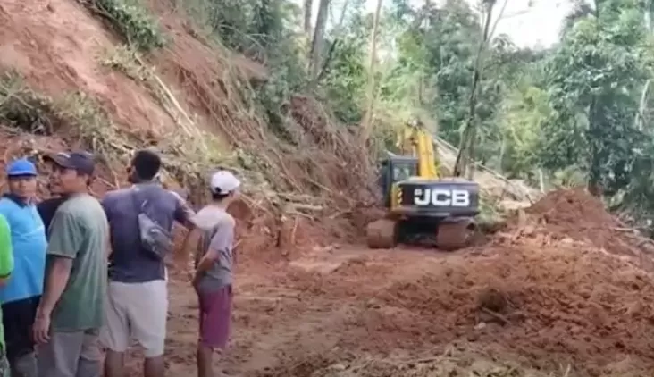 Bencana alam sering kali menjadi peringatan bagi kita akan kekuatan dan ketidakpastian alam. Salah satu bencana yang kerap terjadi di Indonesia adalah tanah longsor. Di tengah hutan yang rimbun dan pegunungan yang menjulang, longsor dapat terjadi tanpa peringatan dan mengakibatkan kerugian yang sangat besar, baik dari segi harta benda maupun nyawa. Baru-baru ini, longsor telah melanda Kabupaten Bungo, Provinsi Jambi, yang mengakibatkan satu anggota Polri meninggal dunia setelah tertimbun tanah longsor. Artikel ini akan membahas peristiwa tersebut dengan lebih mendalam, termasuk penyebab bencana, dampak yang ditimbulkan, dan langkah-langkah mitigasi yang dapat diambil untuk mengurangi risiko bencana serupa di masa depan. Penyebab Longsor di Kabupaten Bungo Tanah longsor adalah proses geologi yang dapat dipicu oleh berbagai faktor. Di Kabupaten Bungo, penyebab utama longsor yang terjadi biasanya terkait dengan kondisi cuaca, pengelolaan lahan yang tidak tepat, dan struktur geologi kawasan tersebut. Cuaca ekstrem yang terjadi di wilayah Bungo selama beberapa pekan terakhir menjadi salah satu pendorong terjadinya longsor. Curah hujan yang tinggi dapat mengurangi stabilitas tanah, terutama di daerah perbukitan. Ketika tanah jenuh air, daya dukung tanah menurun, dan kemungkinan terjadinya longsor meningkat. Hal ini diperparah oleh adanya perubahan iklim yang menyebabkan pola hujan menjadi semakin tidak menentu. Selain faktor cuaca, pengelolaan lahan yang tidak tepat juga menjadi masalah serius. Aktivitas pembukaan lahan untuk pertanian, penebangan hutan, dan pembangunan infrastruktur sering kali dilakukan tanpa mempertimbangkan risiko longsor. Misalnya, penggundulan hutan untuk membuka lahan pertanian dapat mengurangi penyerapan air oleh tanah, sehingga meningkatkan risiko longsor. Adanya jalan yang dibangun di lereng-lereng bukit juga dapat mengganggu keseimbangan tanah dan memicu longsor. Terakhir, faktor geologi juga berkontribusi terhadap kejadian longsor. Wilayah Kabupaten Bungo terletak di daerah yang memiliki struktur geologi yang rentan terhadap longsor. Batuan lempung dan tanah berkapur yang sering ditemukan di wilayah ini memiliki sifat yang mudah pecah dan longsor ketika terpapar air. Keseluruhan faktor ini berkontribusi terhadap kejadian longsor di Kabupaten Bungo, dan pemahaman yang mendalam tentang penyebabnya sangat penting untuk mencegah kejadian serupa di masa mendatang. Dampak Longsor Terhadap Masyarakat Dampak dari longsor tidak hanya dirasakan oleh individu yang terkena secara langsung, tetapi juga oleh masyarakat di sekitar lokasi bencana. Dalam kasus longsor di Kabupaten Bungo, satu anggota Polri tewas tertimbun, sedangkan warga lainnya juga merasakan dampak psikologis dan material. Dari segi sosial, kehilangan nyawa seseorang, terutama anggota Polri yang berfungsi sebagai pelindung dan pengayom masyarakat, menciptakan rasa ketidakamanan dan kesedihan di antara warga. Keluarga korban harus menghadapi kehilangan yang mendalam, dan dampak emosional ini dapat bertahan lama. Masyarakat mungkin merasa khawatir akan keselamatan mereka sendiri, terutama jika mereka tinggal di daerah yang rawan longsor. Dampak material juga sangat signifikan. Infrastruktur seperti jalan, jembatan, dan bangunan dapat rusak parah akibat longsor. Di Kabupaten Bungo, longsor yang terjadi mungkin mengakibatkan terputusnya akses transportasi, sehingga menghambat distribusi barang dan jasa, serta kegiatan ekonomi masyarakat. Kerusakan infrastruktur juga berarti biaya yang besar untuk perbaikan, yang dapat membebani anggaran daerah. Selain itu, dampak lingkungan tidak bisa diabaikan. Longsor dapat menyebabkan erosi tanah yang parah, mengubah pola drainase alami, dan merusak ekosistem lokal. Penggundulan lahan yang terjadi akibat longsor dapat mengakibatkan hilangnya habitat bagi flora dan fauna, sehingga mempengaruhi keanekaragaman hayati di kawasan tersebut. Dengan demikian, dampak longsor di Kabupaten Bungo sangat luas, mempengaruhi tidak hanya korban langsung tetapi juga masyarakat secara keseluruhan. Penting bagi pemerintah dan masyarakat untuk bersama-sama mengatasi dampak tersebut dan mempersiapkan diri untuk menghadapi kemungkinan bencana di masa depan. Langkah Mitigasi Bencana Longsor Menghadapi ancaman bencana longsor, langkah-langkah mitigasi sangat penting untuk mengurangi risiko dan dampak yang ditimbulkan. Di Kabupaten Bungo, beberapa langkah mitigasi dapat diimplementasikan untuk menghadapi bencana ini secara lebih efektif. Pertama, pemahaman tentang daerah rawan longsor harus ditingkatkan. Pemerintah daerah perlu melakukan pemetaan wilayah yang berpotensi mengalami longsor dan mengidentifikasi indikator risiko. Dengan cara ini, masyarakat dapat diberikan peringatan lebih awal dan diberdayakan untuk menghindari daerah berbahaya saat cuaca ekstrem terjadi. Kedua, pengelolaan lahan yang berkelanjutan harus menjadi prioritas. Melakukan reforestasi atau penghijauan kembali di daerah yang telah gundul dapat membantu memperkuat struktur tanah dan meningkatkan daya serap air. Selain itu, praktik pertanian yang ramah lingkungan, seperti sistem terasering, dapat membantu mengurangi erosi dan menjaga kestabilan tanah. Ketiga, edukasi dan pelatihan masyarakat harus dilakukan secara rutin. Masyarakat perlu dilatih tentang tindakan yang tepat saat terjadi longsor, termasuk cara evakuasi dan cara melindungi diri mereka sendiri. Dengan memberikan pengetahuan yang cukup, masyarakat dapat lebih siap menghadapi situasi darurat. Keempat, pemerintah harus meningkatkan infrastruktur dan teknologi mitigasi. Pembangunan saluran drainase yang baik, jembatan yang kuat, dan akses transportasi yang aman dapat mengurangi risiko longsor. Selain itu, teknologi pemantauan cuaca dan tanah dapat digunakan untuk memberikan informasi real-time tentang potensi longsor. Dengan langkah-langkah mitigasi yang tepat, diharapkan ancaman bencana longsor di Kabupaten Bungo dapat dikurangi, sehingga masyarakat dapat hidup lebih aman dan tenang. Kesimpulan Longsor yang terjadi di Kabupaten Bungo yang mengakibatkan satu anggota Polri tewas tertimbun adalah pengingat akan pentingnya kewaspadaan terhadap bencana alam. Penyebab longsor yang kompleks, mulai dari faktor cuaca, pengelolaan lahan, hingga struktur geologi, harus dipahami agar langkah-langkah mitigasi yang efektif dapat diambil. Dampak dari bencana ini sangat luas, mempengaruhi individu, keluarga, dan masyarakat secara keseluruhan. Oleh karena itu, penting bagi semua pihak untuk bekerjasama dalam mengatasi dan mencegah bencana di masa depan.